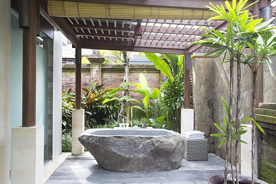 Villa Iskandar - Master bedroom bathtub